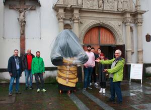 Abschied der verhüllten Skulptur von der Citykirche (Beteiligte junge Erwachsene mit der Künstlerin Sabine Gabor, Team X-Ground und Monika Kilian vom Team Citykirche)