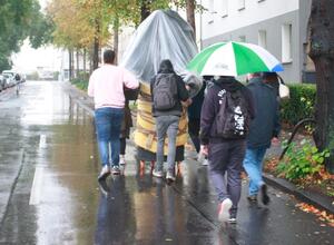 Transport in strömendem Regen (Foto: Sabine Gabor)